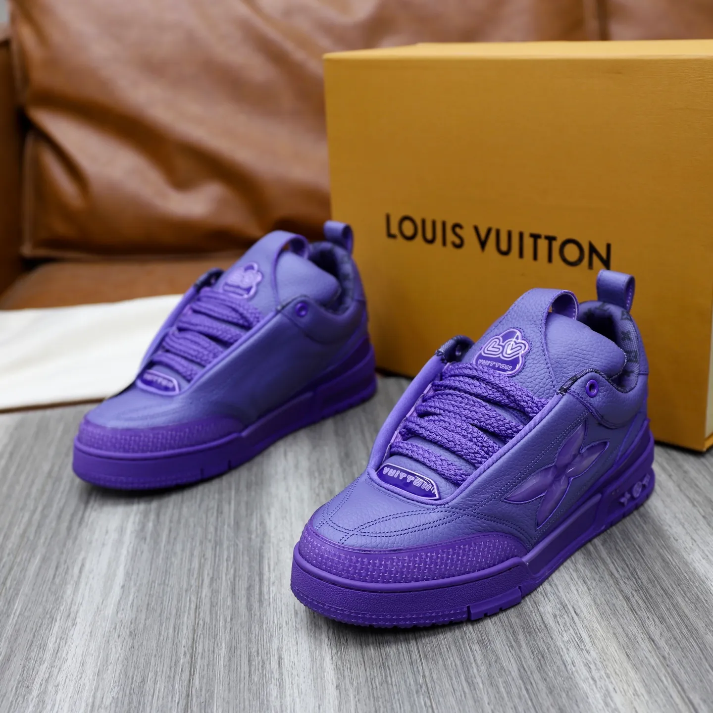 Men's shoes 💰: 860💰 LV Louis Vuitton TRAINER new sneakers are shipped. Louis Vuitton men's artistic director Virgil Abloh took inspiration to create this LV Trainer sneaker. Yingze crystal inlays present a colorful effect, with two gorgeous effect colors to choose from. The LV diamond letter logo badge on the tongue is gorgeous and noble. The LV letters are decorated on the side. The outsole is decorated with a Monogram flower pattern. It shows the trend of elegance and nobility! Men's model: 39-44 (38, 45, 46 customized)